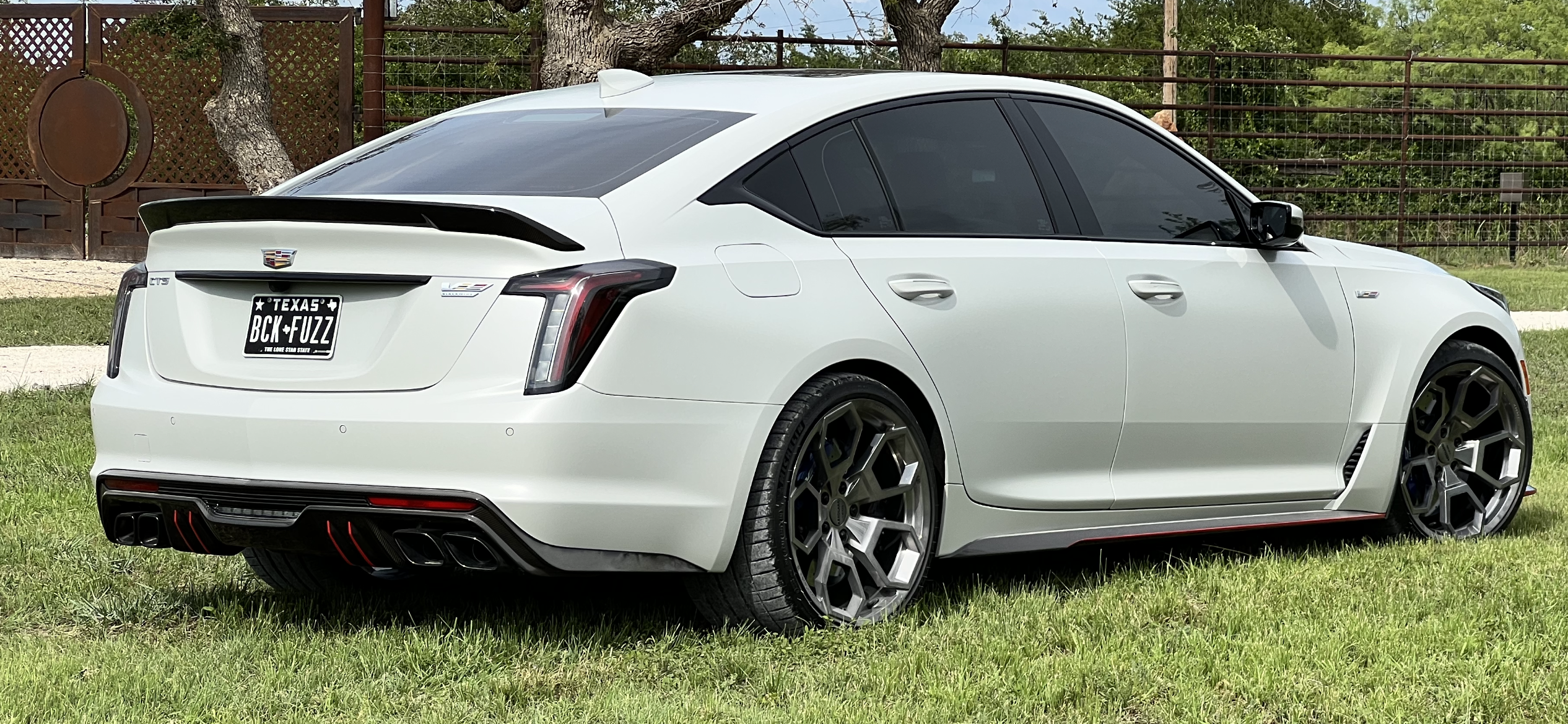 20x10.5 and 20x12.5 CT5-V Blackwing wheels  285.30.20 325.25.20 (3).png