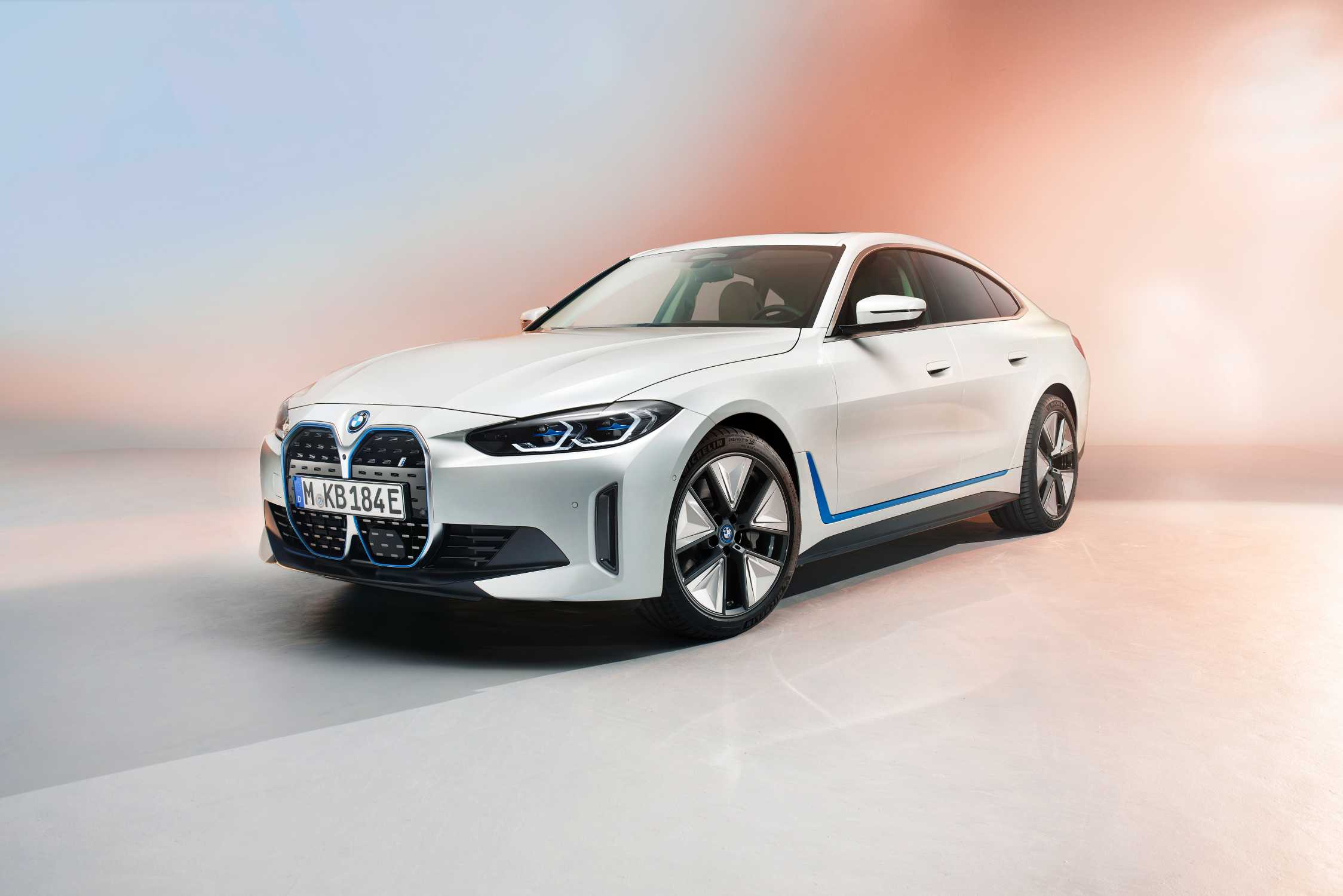 P90416000-first-view-on-the-upcoming-bmw-i4-pre-production-model-shown-3-2021-2248px.jpg