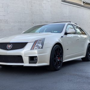 2013 Cadillac CTS-V Wagon in White Diamond Tricoat