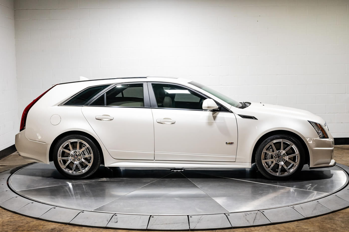2011 Cadillac CTS-V Wagon 6-Speed in White Diamond Tricoat
