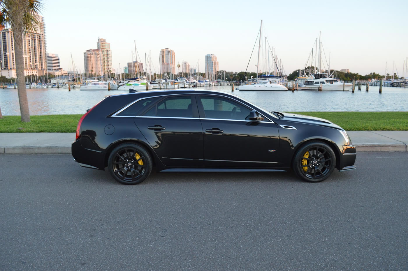 2012 Cadillac CTS-V Wagon in Black Diamond Tricoat