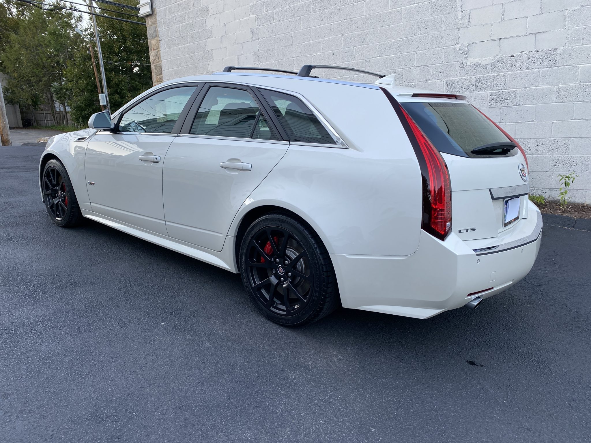 2013 Cadillac CTS-V Wagon in White Diamond Tricoat