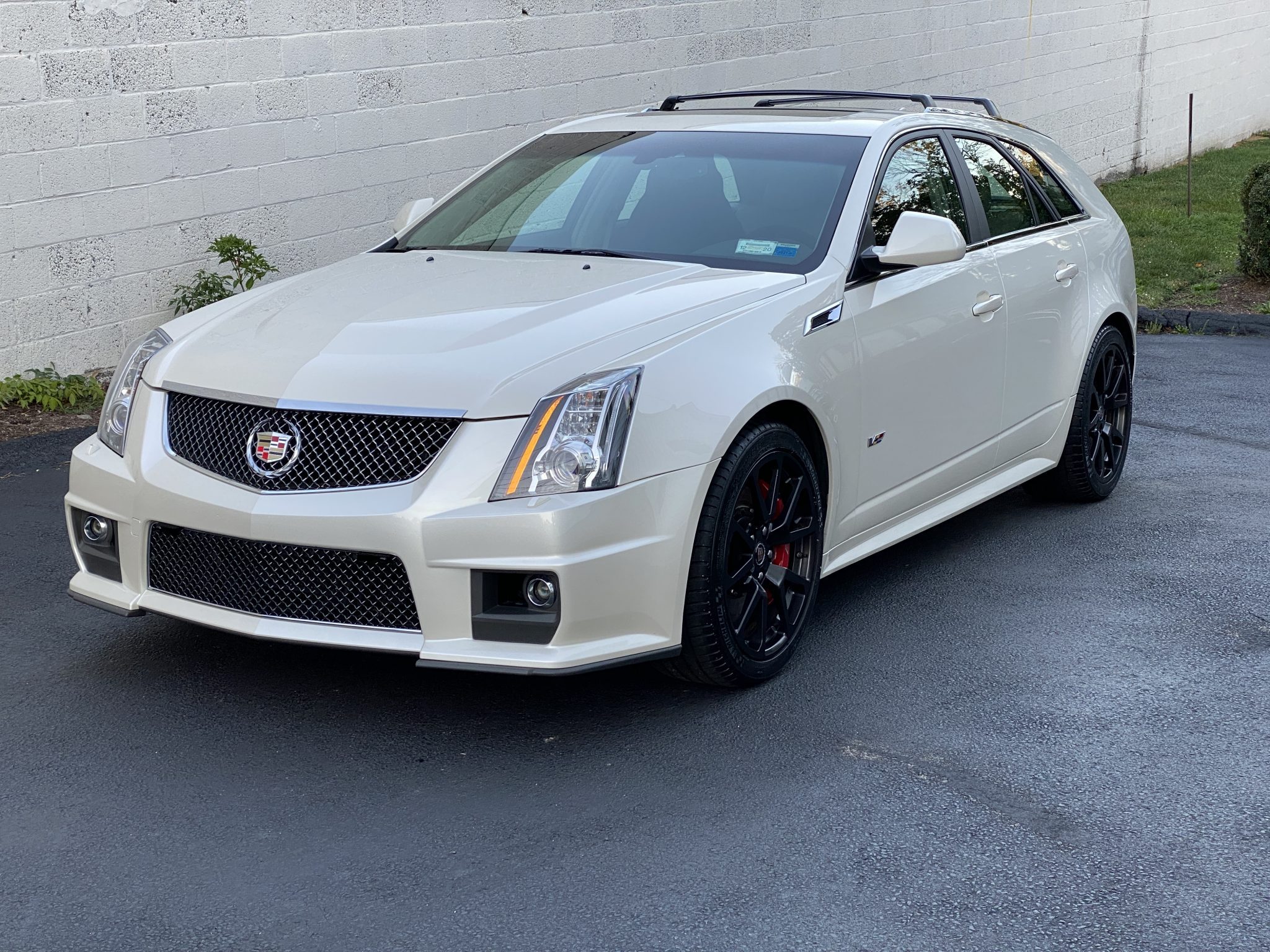 2013 Cadillac CTS-V Wagon in White Diamond Tricoat