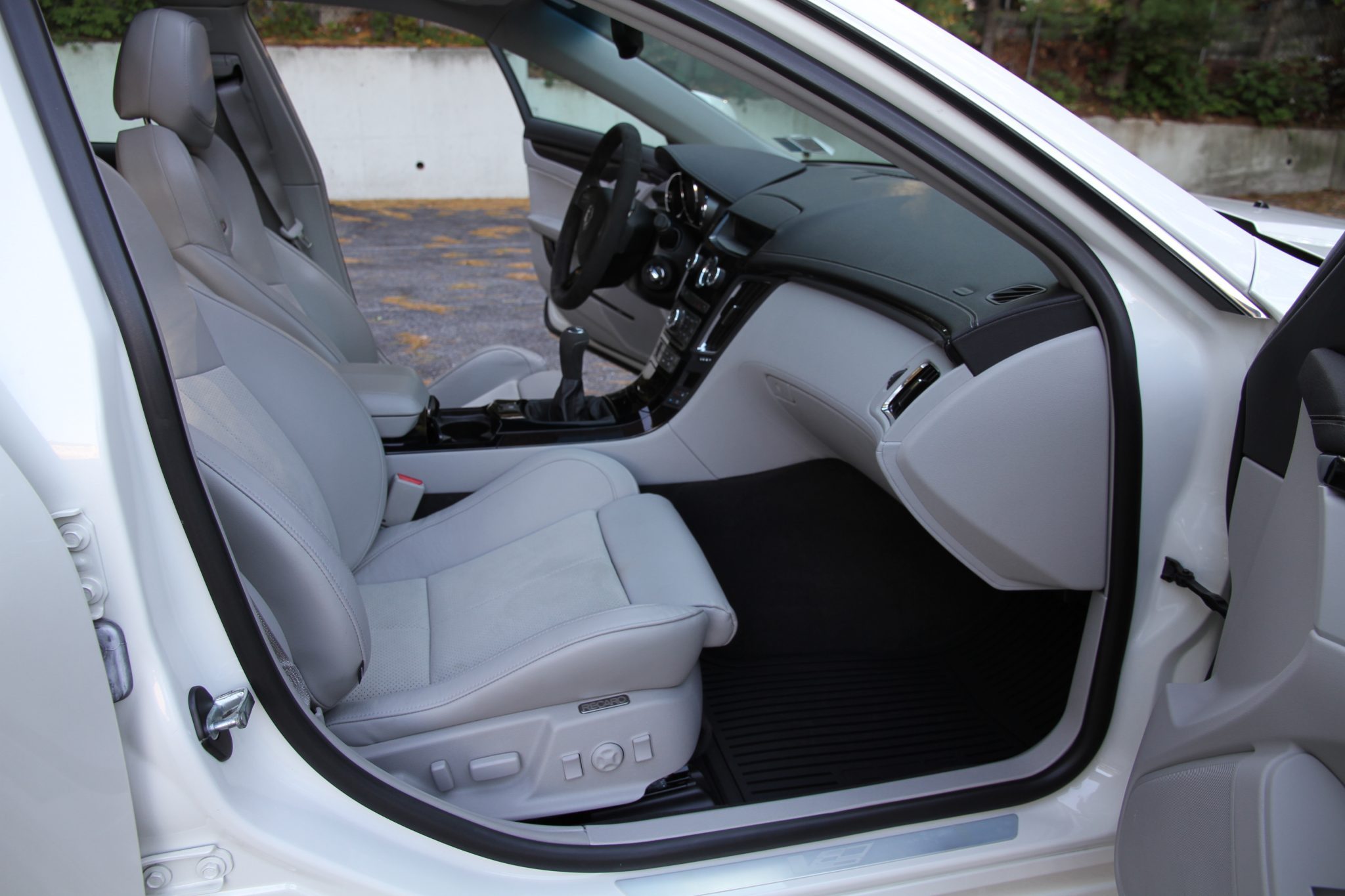 2013 Cadillac CTS-V Wagon in White Diamond Tricoat