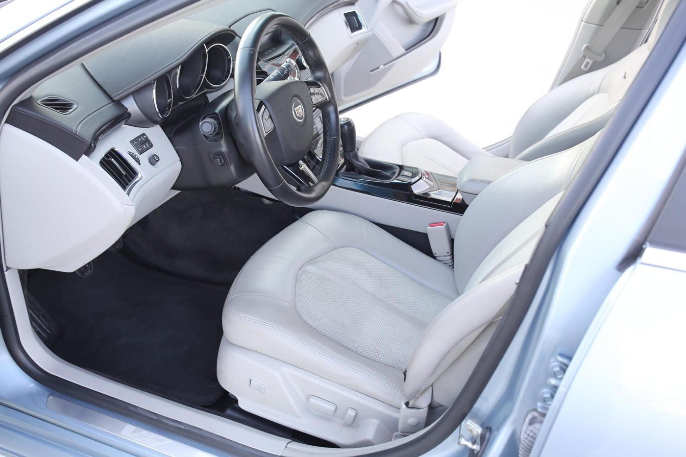 2014 Cadillac CTS-V Wagon 6-Speed in Glacier Blue Metallic